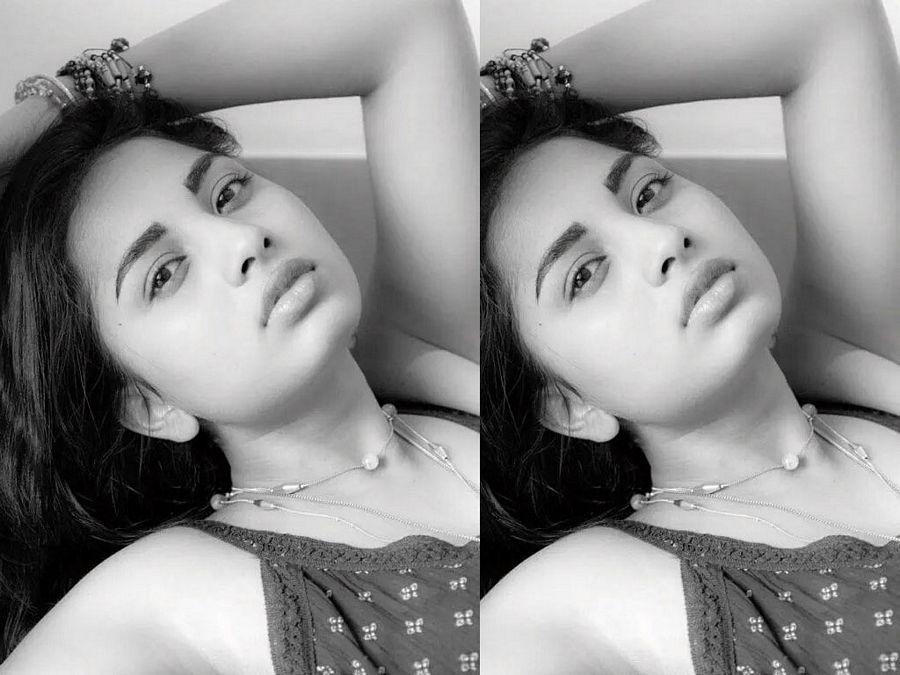 Actress Srushti Dhange showing her ample Cleavage,Belly & Thigh spicy Pictures