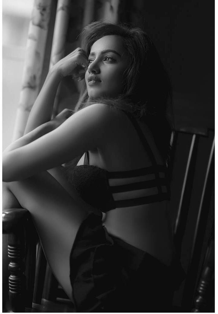 Actress Tejaswi Madivada Hot & Sexy Photoshoot