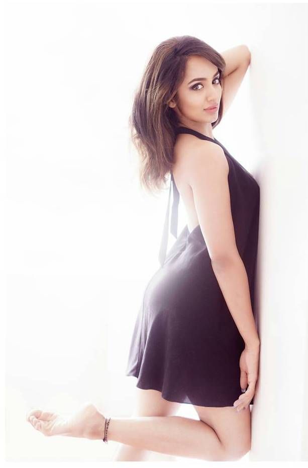 Actress Tejaswi Madivada Hot & Sexy Photoshoot