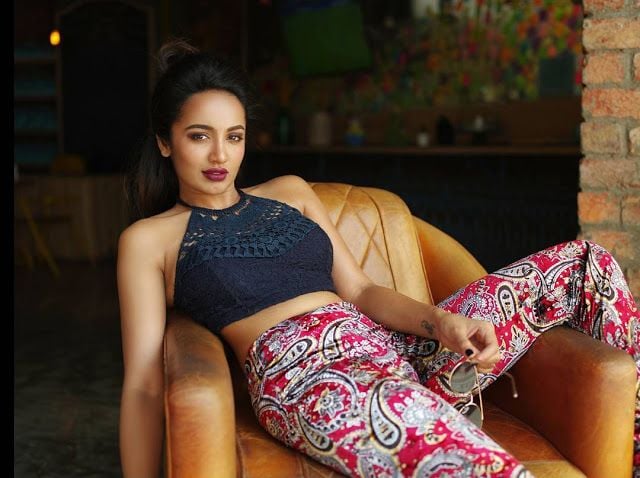 Actress Tejaswi Madivada Hot & Sexy Photoshoot