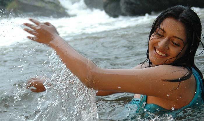 Actress Vimala Raman Hot & Sexy Wet Photos