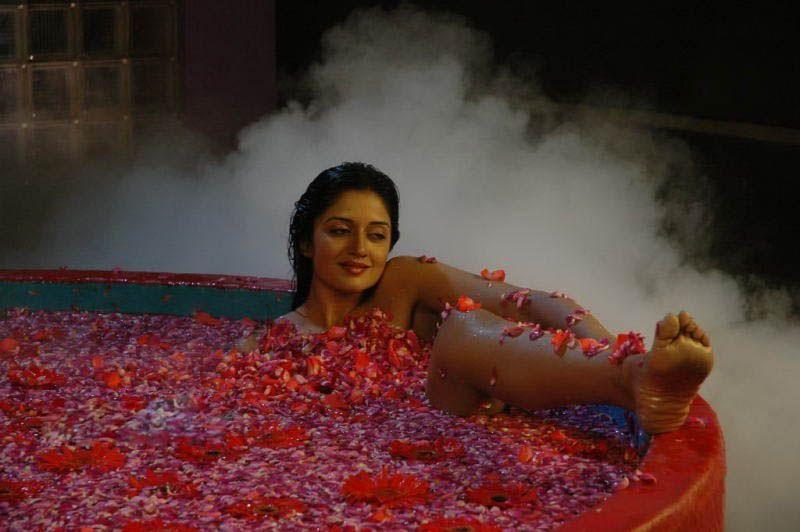 Actress Vimala Raman Hot & Sexy Wet Photos