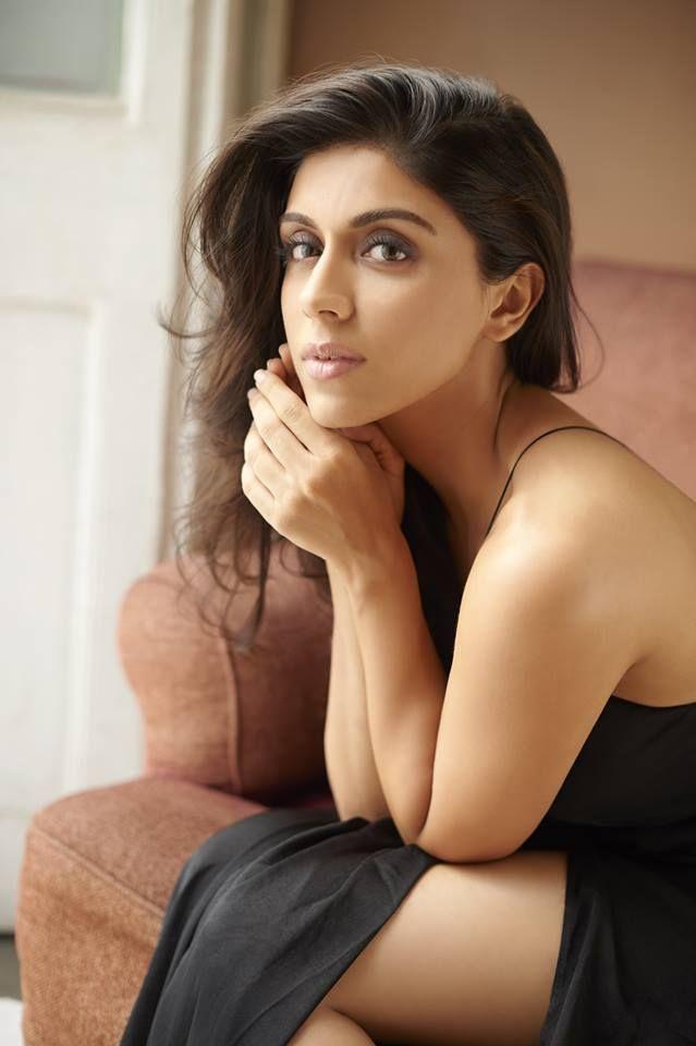 Actress Zoa Morani Hot & Spicy Unseen Bikini Images