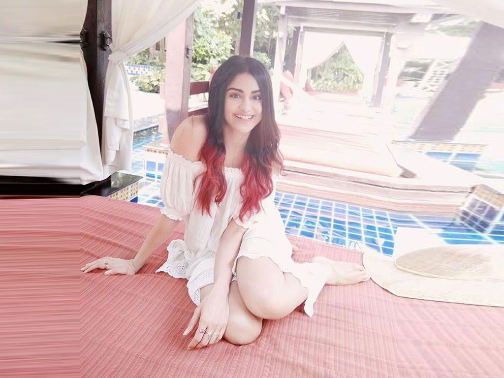 CAUGHT: Adah Sharma Flaunts HOT Cleavage And MILKY Legs show Photos