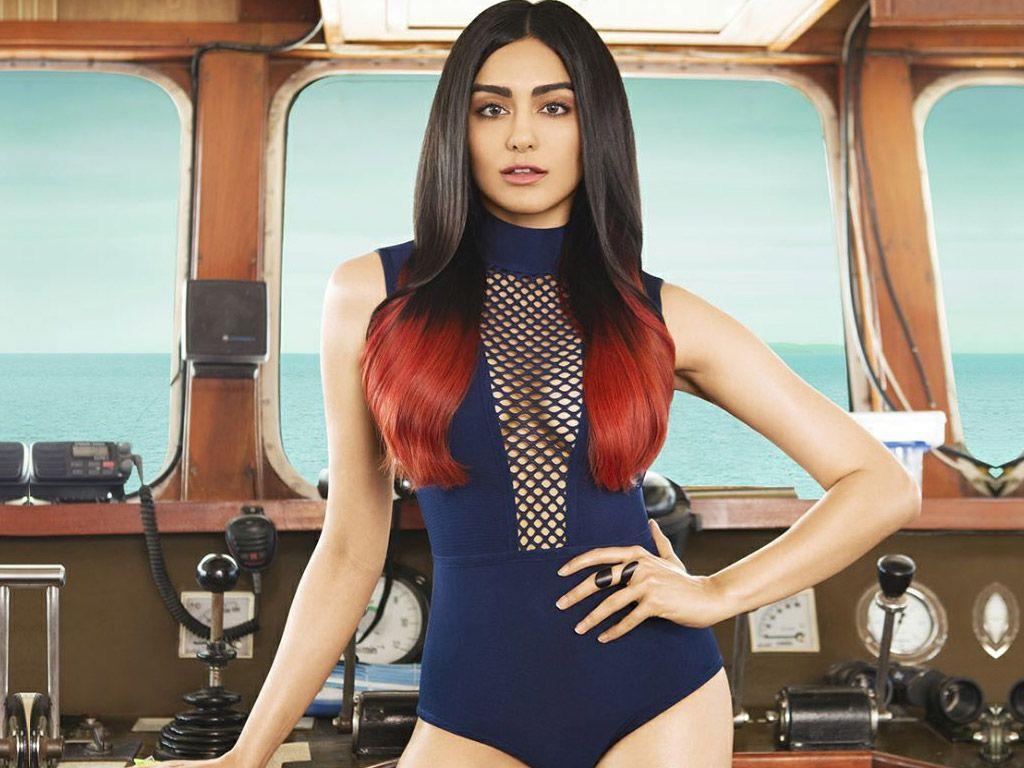 CAUGHT: Adah Sharma Flaunts HOT Cleavage And MILKY Legs show Photos