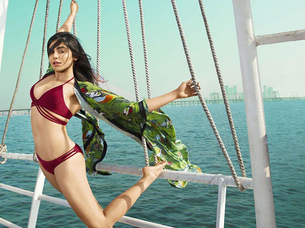 CAUGHT: Adah Sharma Flaunts HOT Cleavage And MILKY Legs show Photos