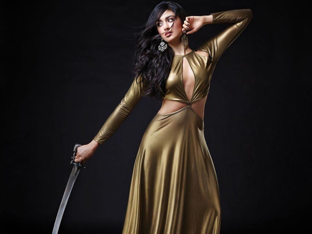 CAUGHT: Adah Sharma Flaunts HOT Cleavage And MILKY Legs show Photos