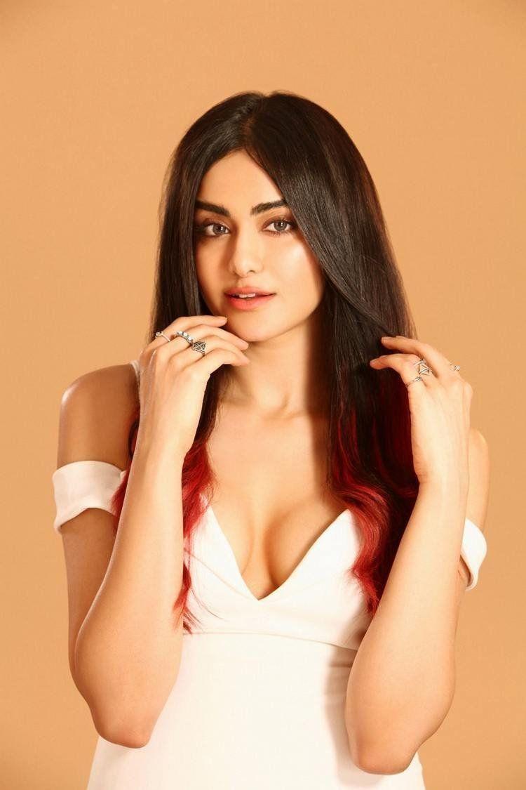 CAUGHT: Adah Sharma Flaunts HOT Cleavage And MILKY Legs show Photos