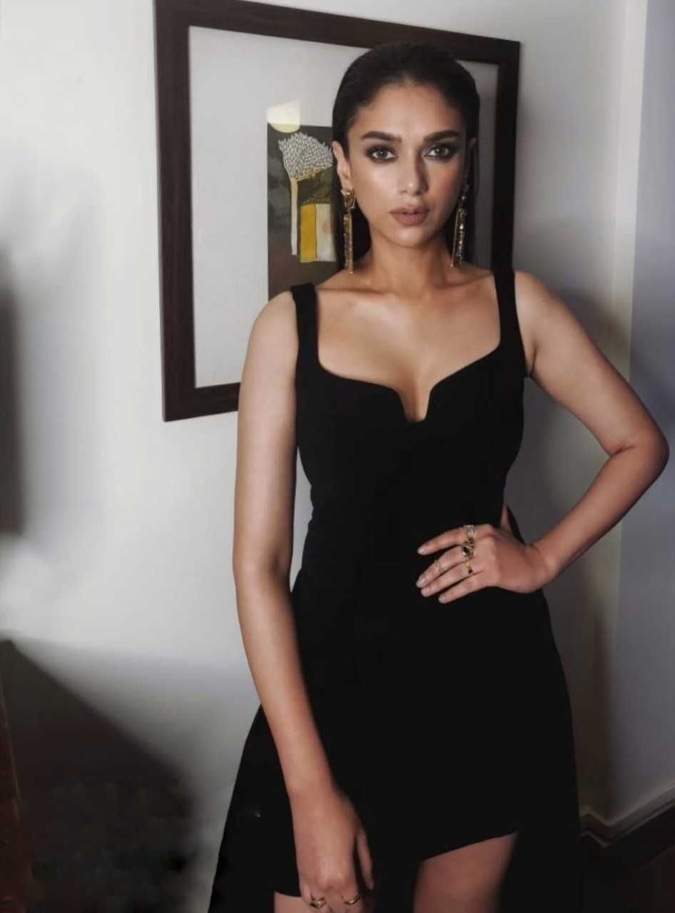 Aditi Rao Hydari New Spicy Pics