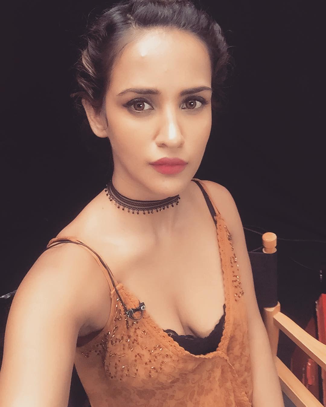 Aisha Sharma Shows Bikini Body at Beach Side Photos