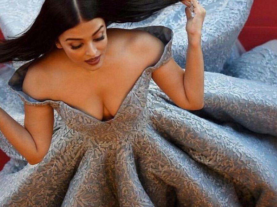 Aishwarya Rai Bachchan Shows OFF Massive Cleavage in Hot Pictures