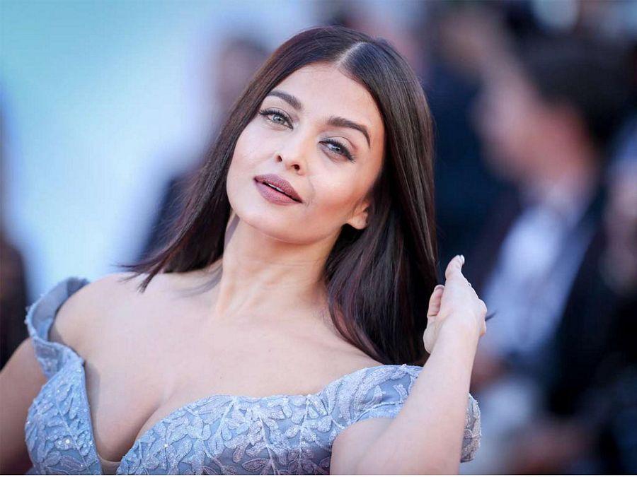 Aishwarya Rai Bachchan Shows OFF Massive Cleavage in Hot Pictures