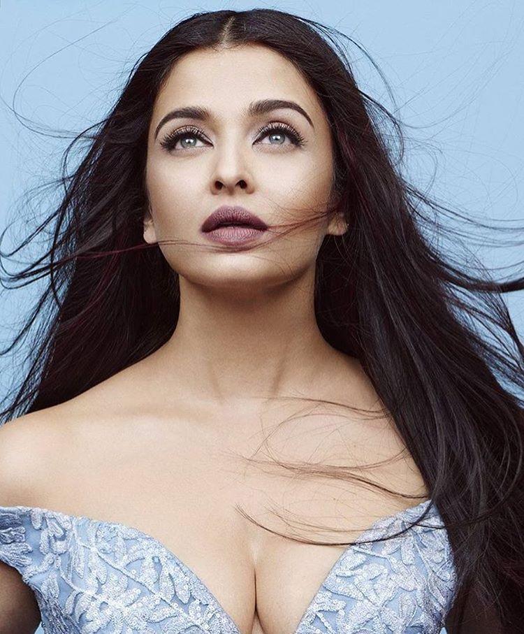 Aishwarya Rai Bachchan Shows OFF Massive Cleavage in Hot Pictures