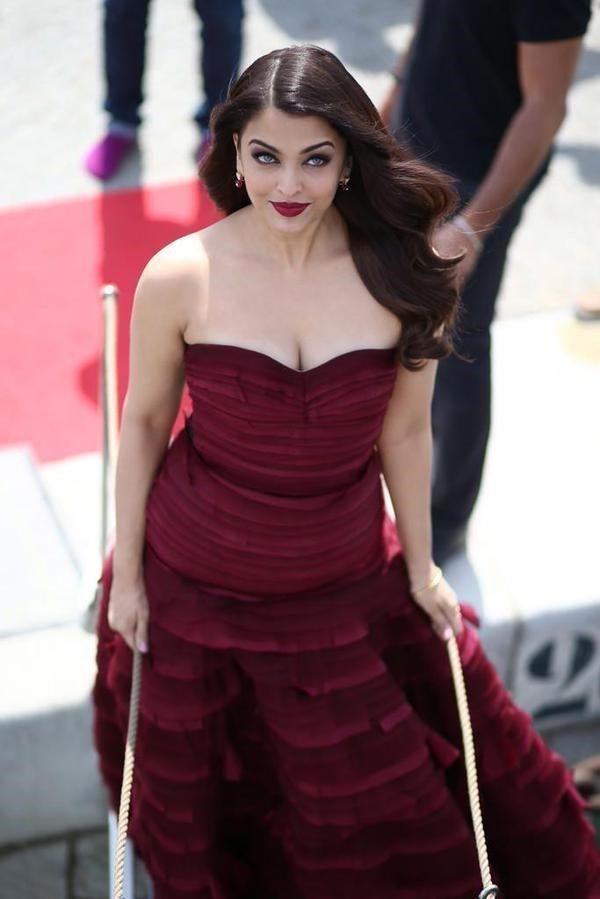 Aishwarya Rai Bachchan Shows OFF Massive Cleavage in Hot Pictures