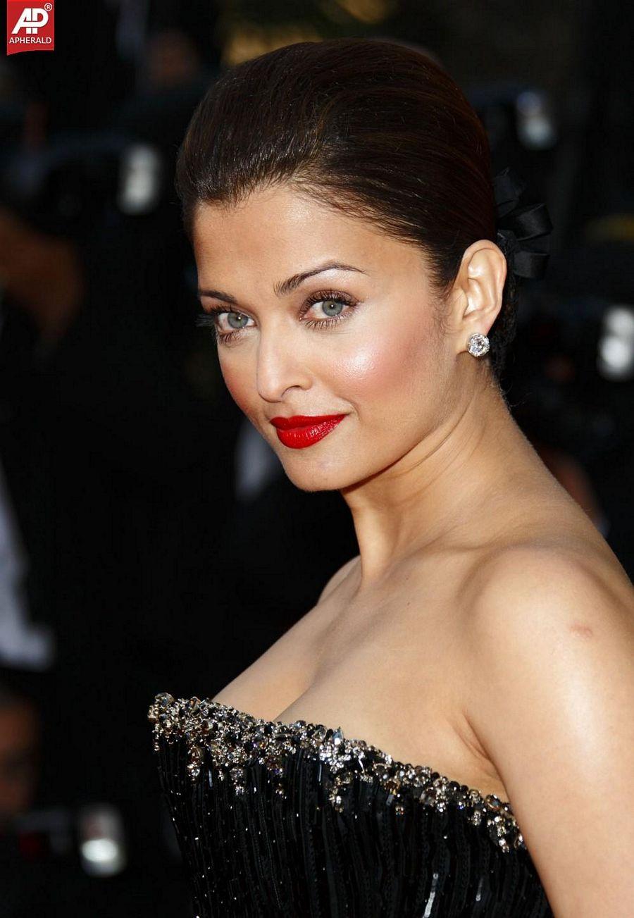 Aishwarya Rai Bachchan Shows OFF Massive Cleavage in Hot Pictures