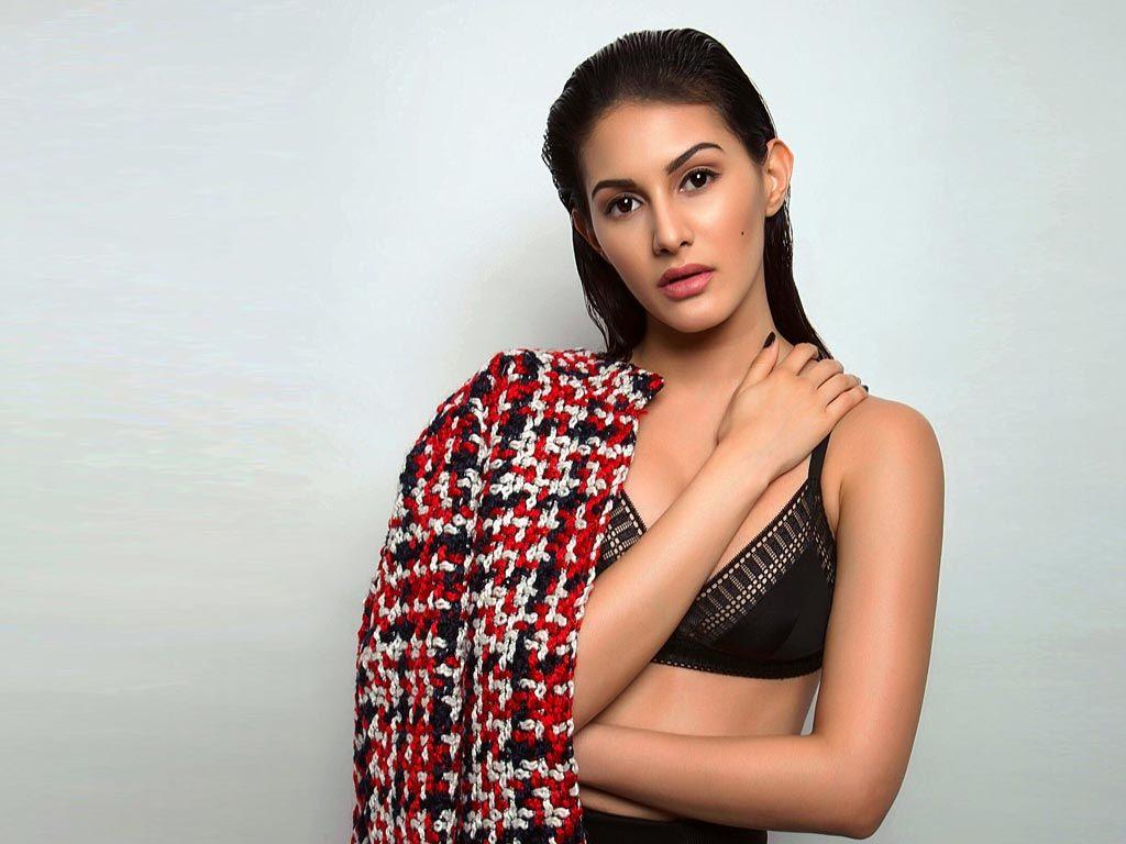 Amyra Dastur Hot Photos are TOO Hot TO Handle!