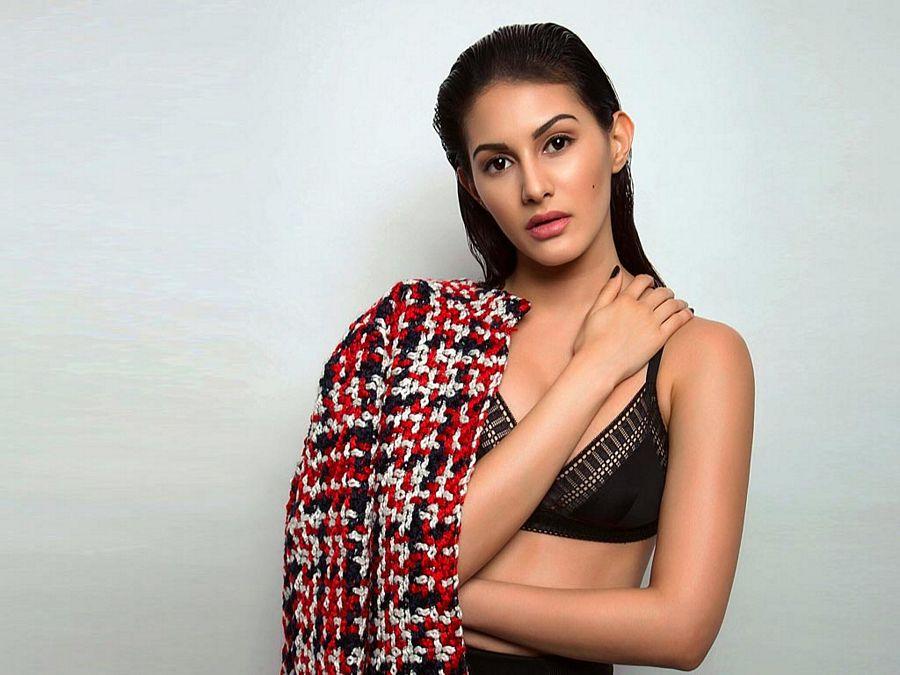 Amyra Dastur Latest Unseen Hot & Spicy HD Wallpapers