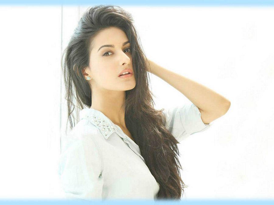 Amyra Dastur Latest Unseen Hot & Spicy HD Wallpapers