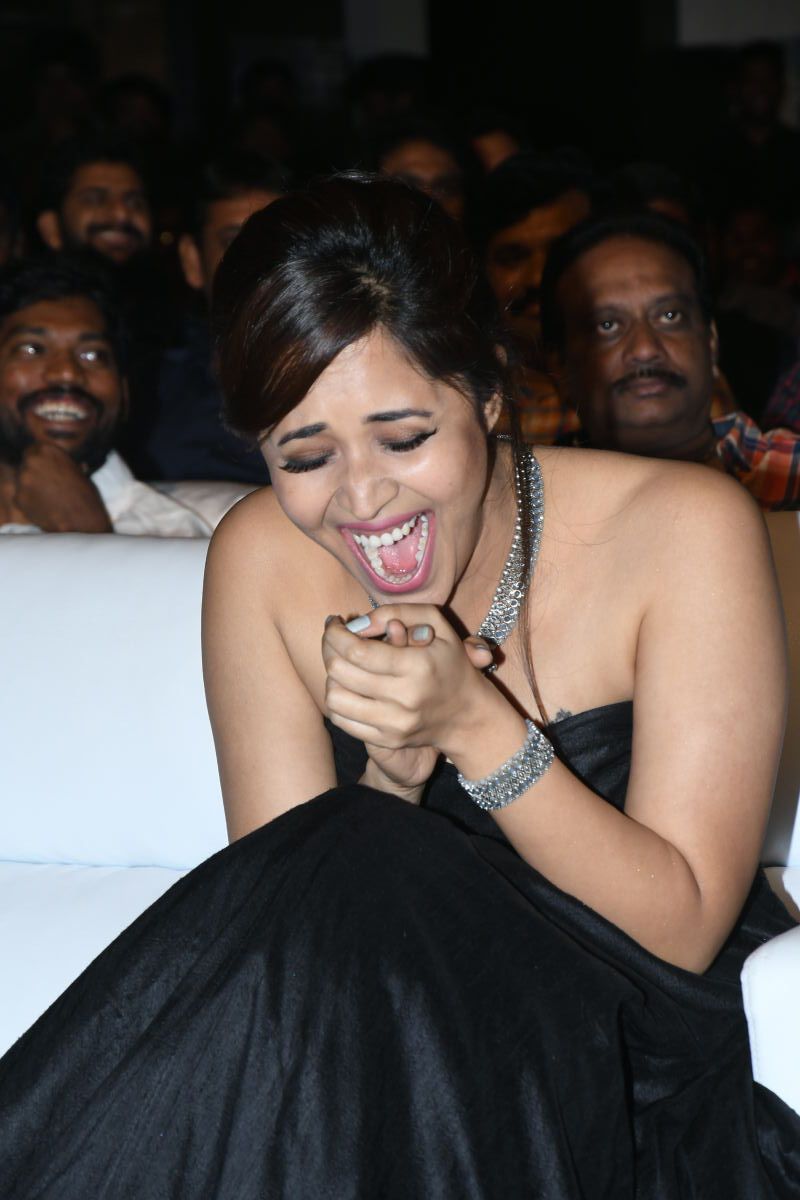 Anchor Anasuya Topless Cleavage Pics