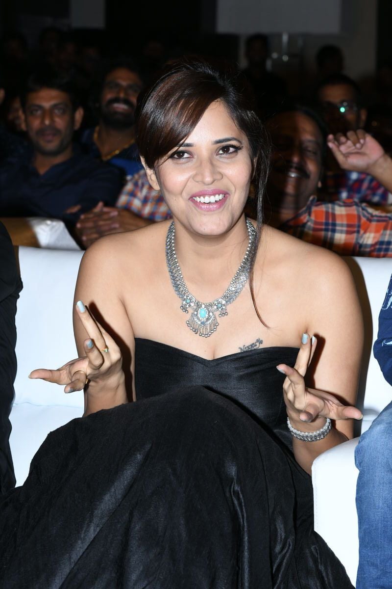 Anchor Anasuya Topless Cleavage Pics