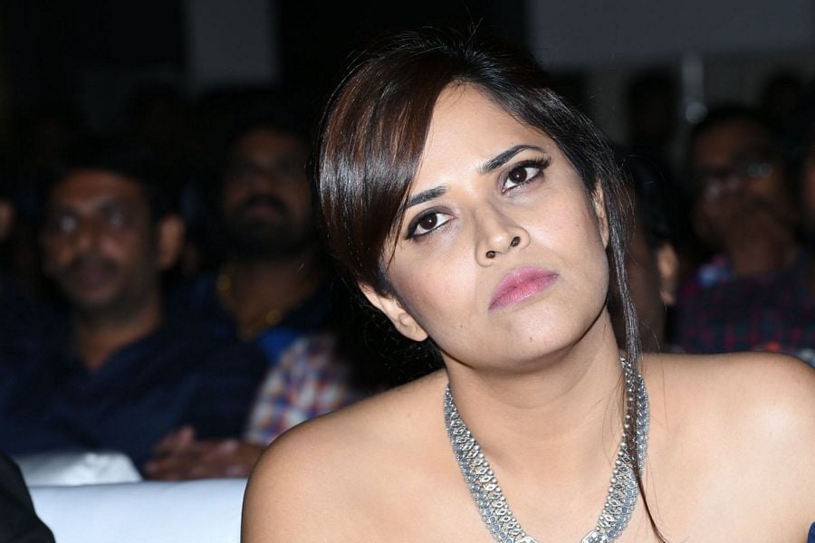 Anchor Anasuya Topless Cleavage Pics