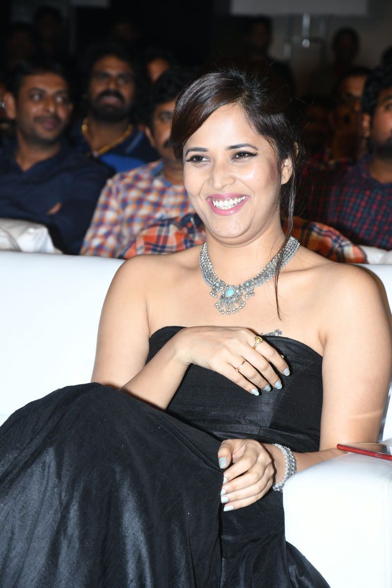 Anchor Anasuya Topless Cleavage Pics