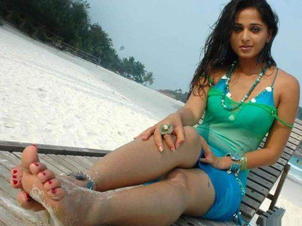 Anushka Shetty Hot & Sexy Wet Wallpapers & Bikini Images in HD