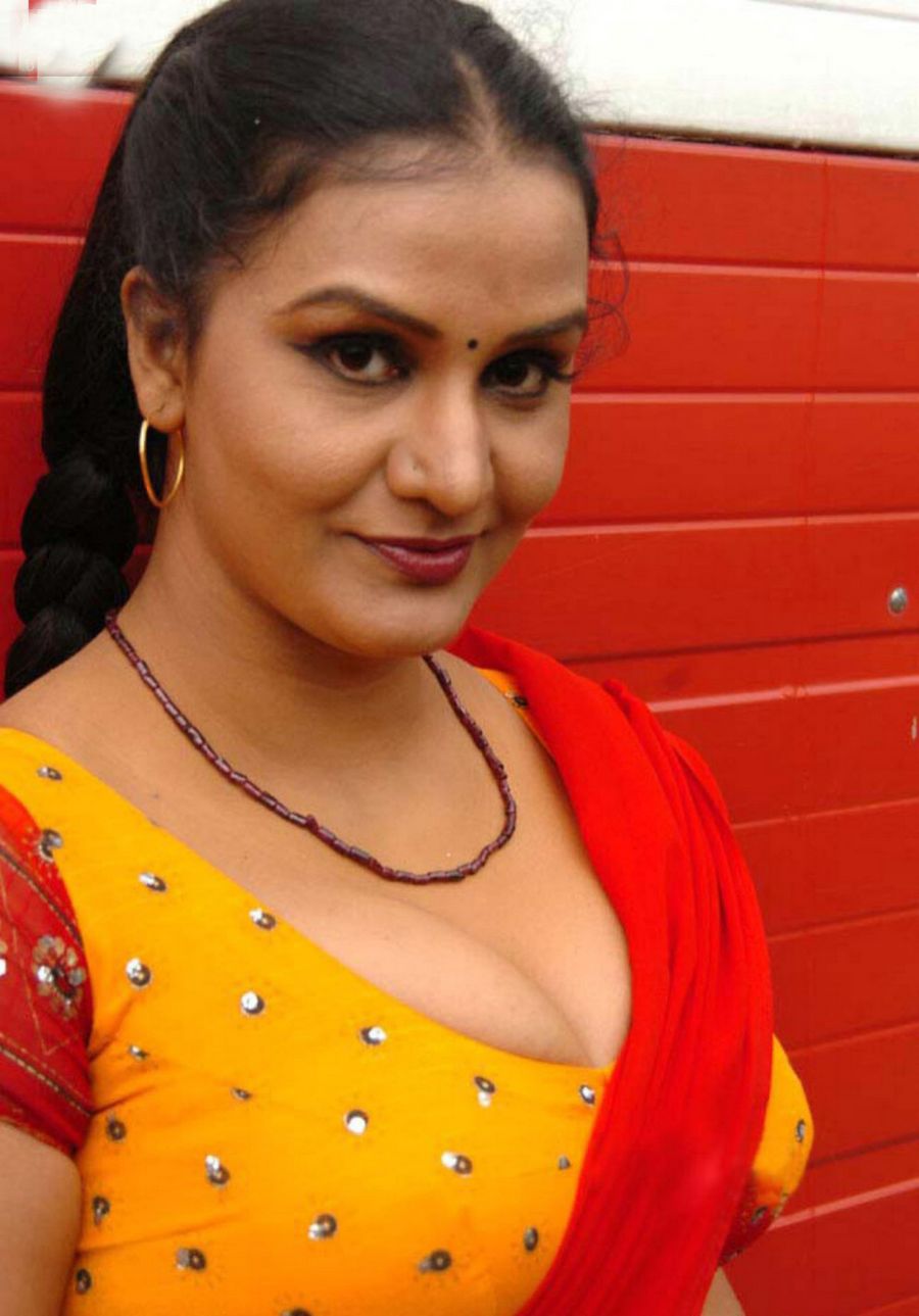 Apoorva Hot Navel Show