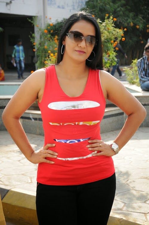 Apoorva Hot Navel Show