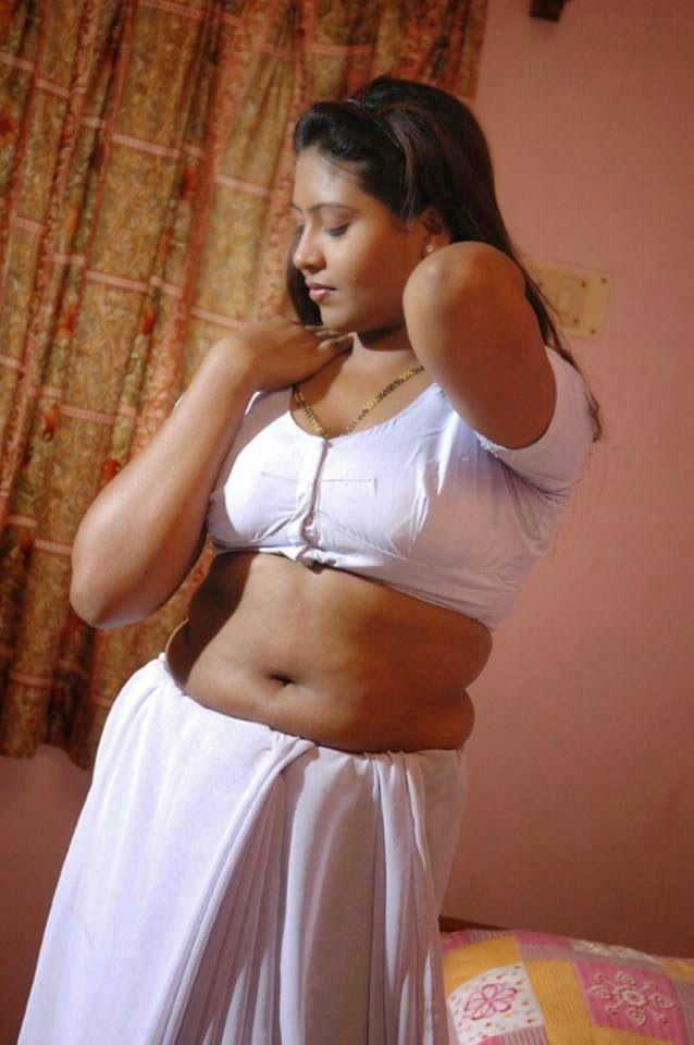 B Grade actress hot navel saree pics