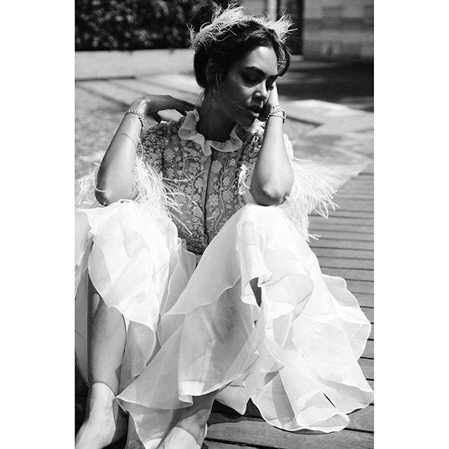 Beautiful Mumbai Actress Esha Gupta Smiling Close Up Hot & Spicy Photos