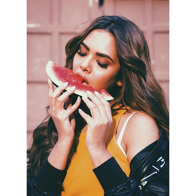 Beautiful Mumbai Actress Esha Gupta Smiling Close Up Hot & Spicy Photos