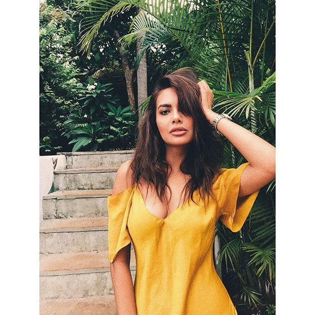 Beautiful Mumbai Actress Esha Gupta Smiling Close Up Hot & Spicy Photos