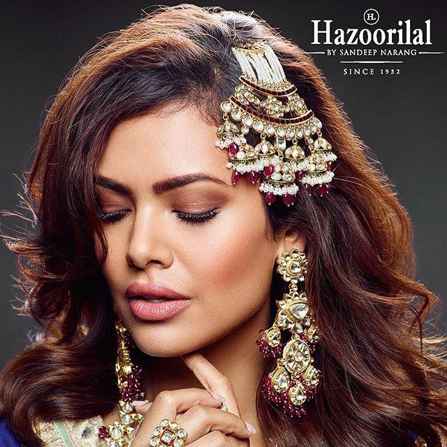 Beautiful Mumbai Actress Esha Gupta Smiling Close Up Hot & Spicy Photos