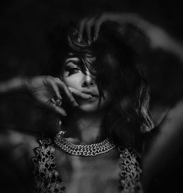 Beautiful Mumbai Actress Esha Gupta Smiling Close Up Hot & Spicy Photos