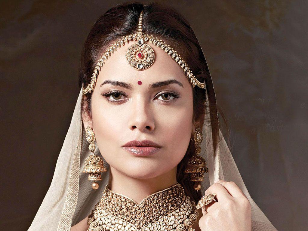 Beautiful Mumbai Actress Esha Gupta Smiling Close Up Hot & Spicy Photos