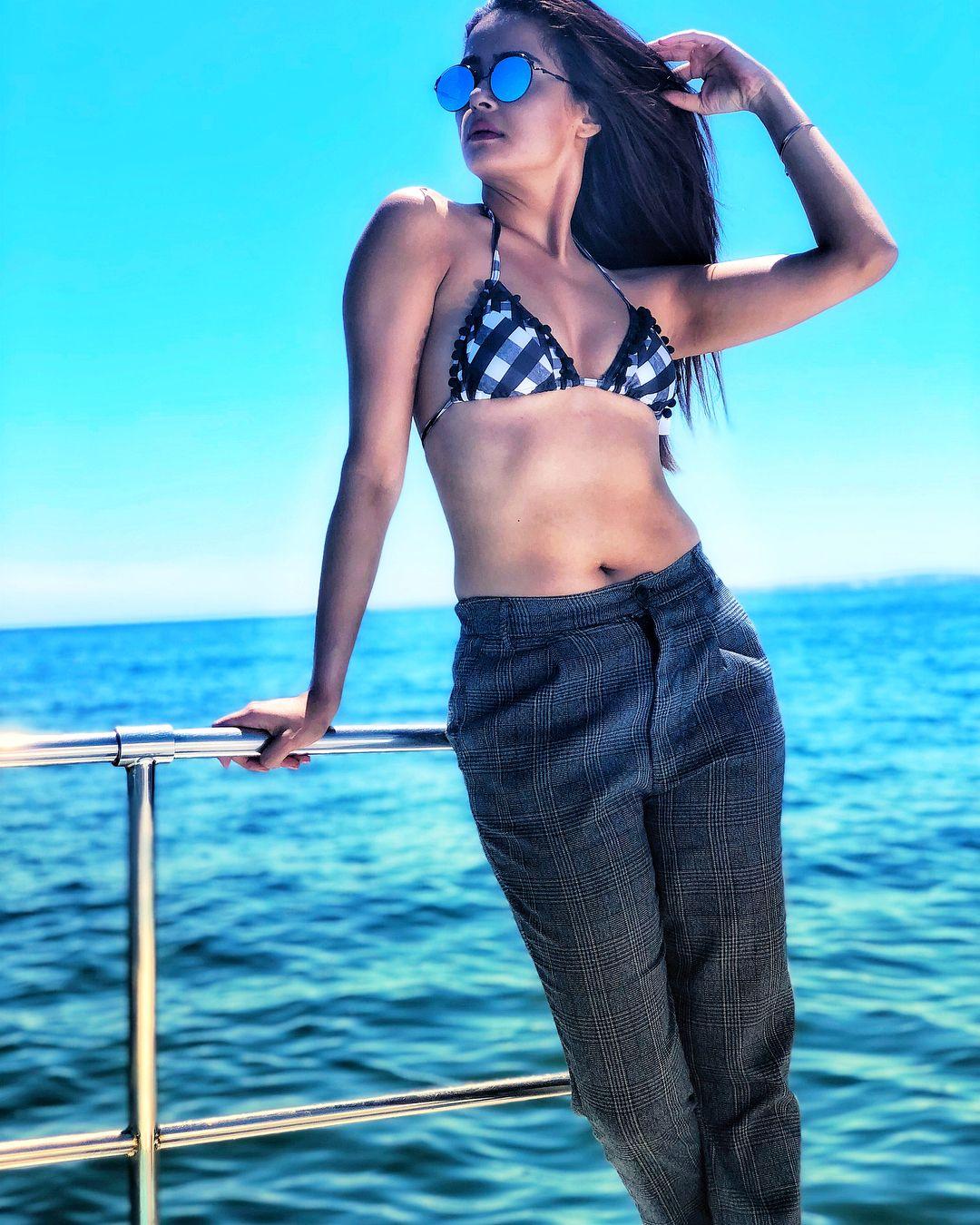 Bikini Top Pictures Of Surveen Chawla Raising Temperature In Summer HOT!