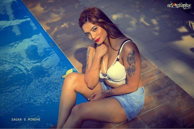 Bold beauty Twinkle Kapoor Hot & Spicy Photos