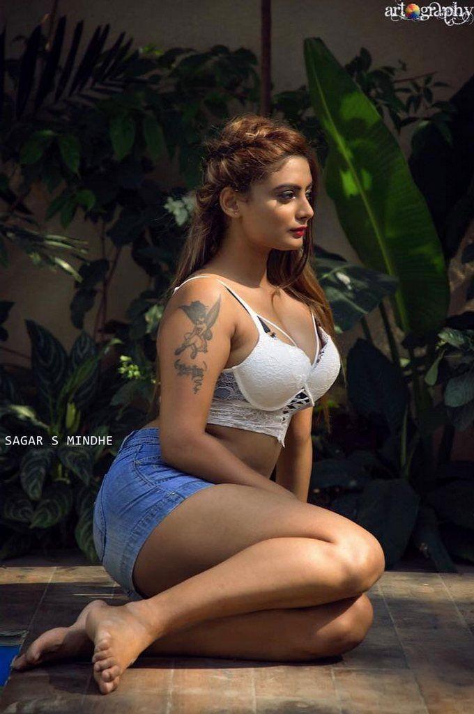 Bold beauty Twinkle Kapoor Hot & Spicy Photos