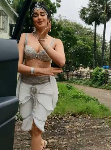 Check out the latest Hot pictures of the pretty Actress Adah Sharma