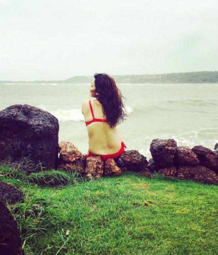 Chitrashi Rawat Holidaying With Friend Shruti Ulfat In Goa Photos