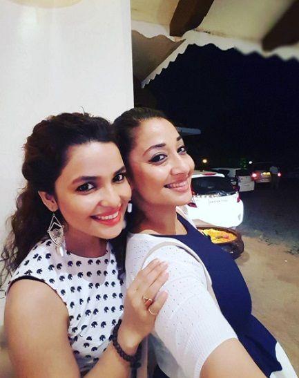 Chitrashi Rawat Holidaying With Friend Shruti Ulfat In Goa Photos