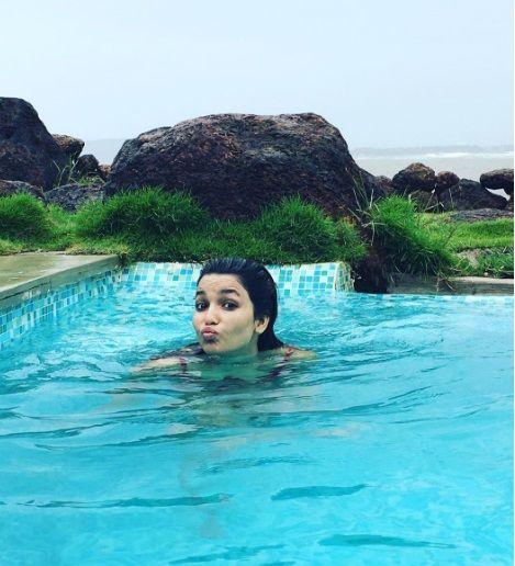 Chitrashi Rawat Holidaying With Friend Shruti Ulfat In Goa Photos