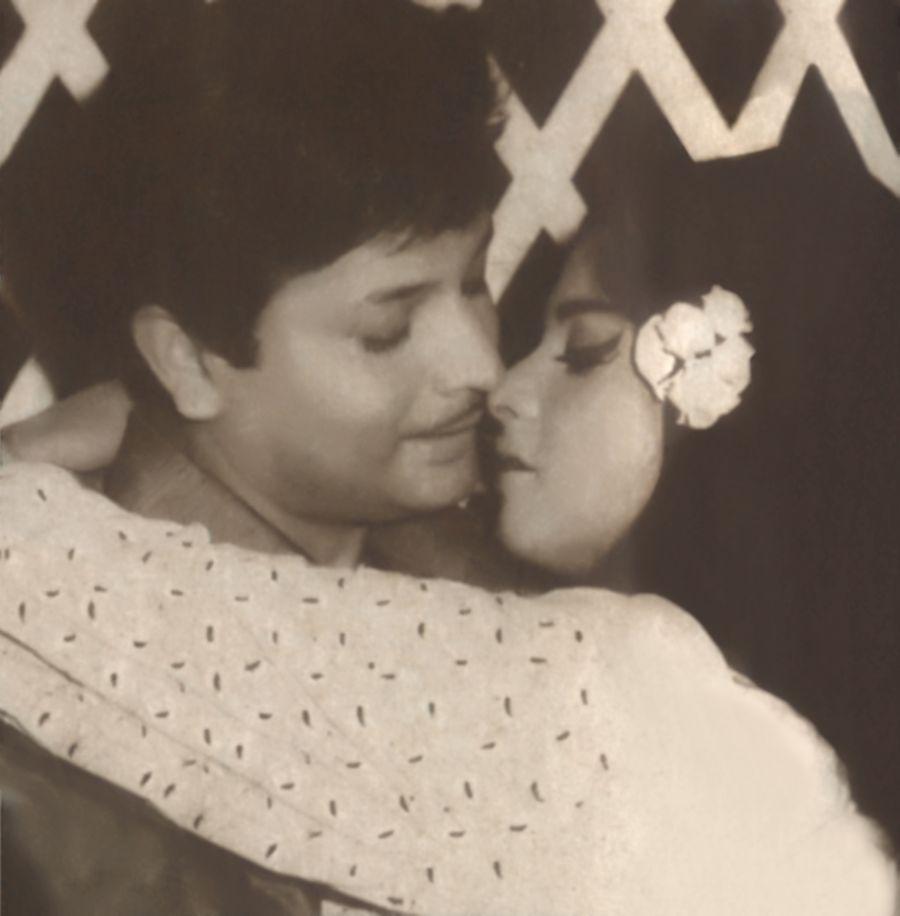 Controversial Real Life Liplocks That Shocked Bollywood PHOTOS