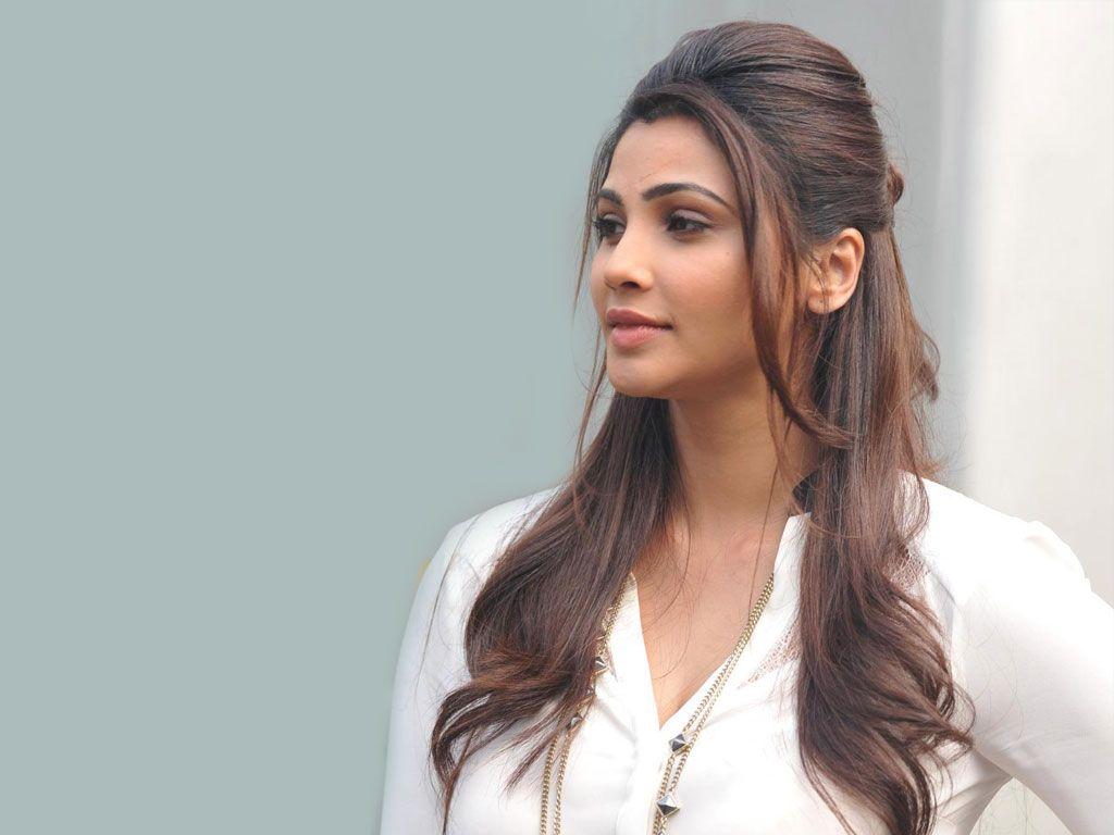 Daisy Shah Latest Unseen hot Photos are too Hot to Handle!