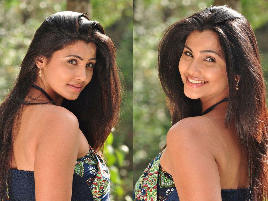 Daisy Shah Latest Unseen hot Photos are too Hot to Handle!