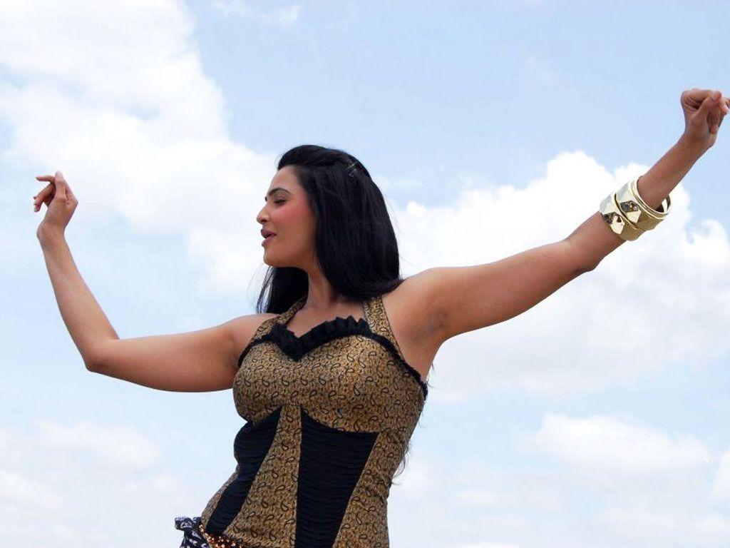 Daisy Shah Latest Unseen hot Photos are too Hot to Handle!