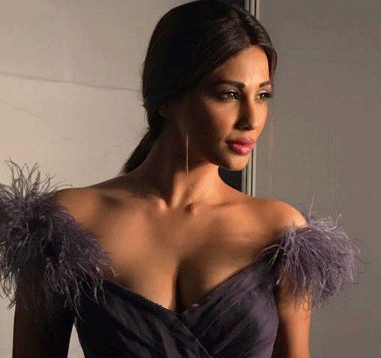 Daisy Shah Latest Unseen hot Photos are too Hot to Handle!