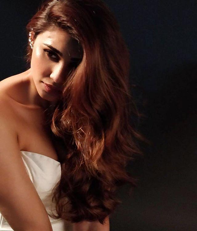 Daisy Shah Latest Unseen hot Photos are too Hot to Handle!