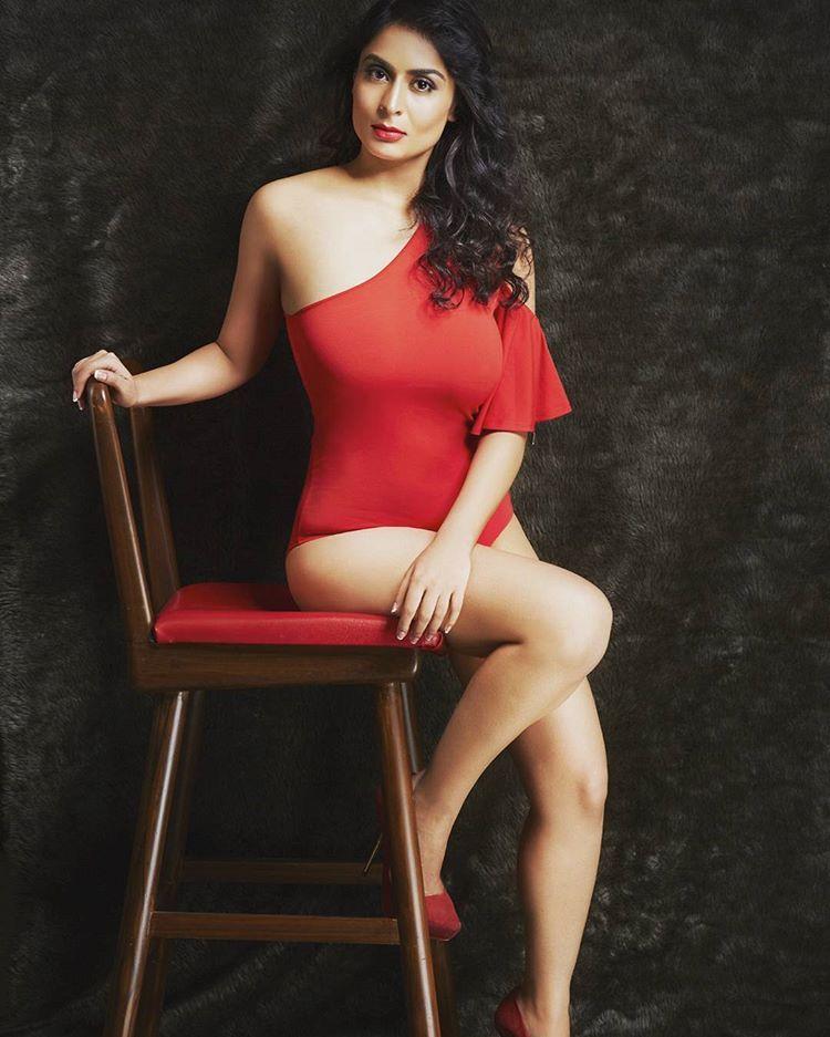 Damini Chopra Latest Hot & Spicy Cleavage Show Stills
